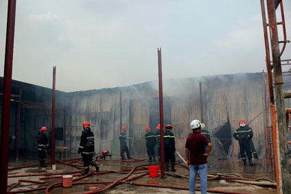 Cánh sát PCCC có mặt, vây kính dùng vòi rồng phun nước không cho lửa bùng lên, cháy lan