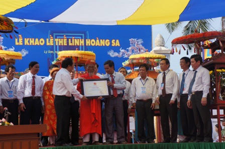 Bộ VHTT-DL trao bằng chứng nhận Di sản văn hóa phi vật thể quốc gia cho Lễ Khao lề thế lính Hoàng Sa cho huyện đảo Lý Sơn. 