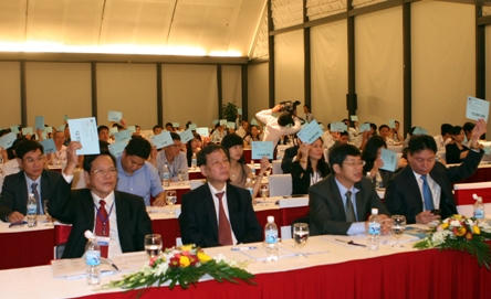 Hình ảnh: Cổ đông biểu quyết thông qua các báo cáo và phương hướng hoạt động của VietABank