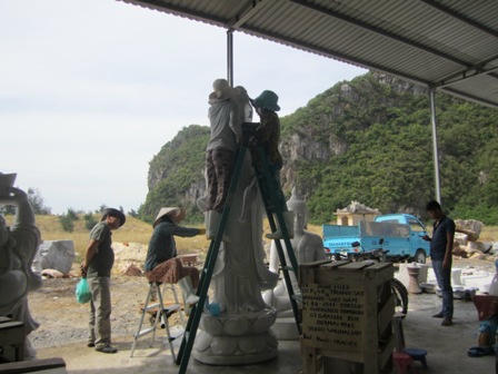 Những người thợ làm đá dưới chân Ngũ Hành Sơn