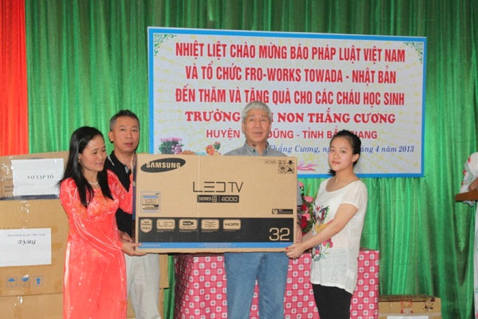 Lãnh đạo báo PLVN và nhà tài trợ trao quà cho đại diện trường mầm non Thắng Cương