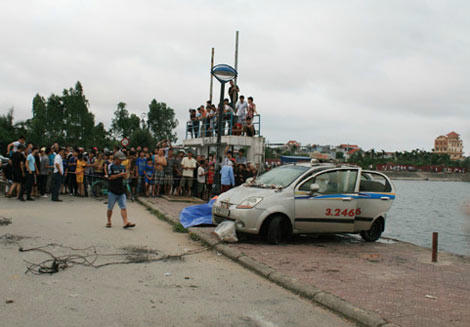 Chiếc taxi được kéo lên bờ.