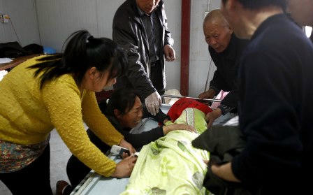 Người thân bên một bé gái đã tử vong. Ảnh: Internet