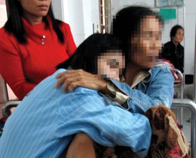 Mẹ con L. tại bệnh viện tâm thần