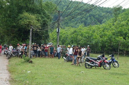 Hàng trăm người dân hiếu kỳ đến xem vụ 3 phu vàng chết ở xã Tam Lãnh.