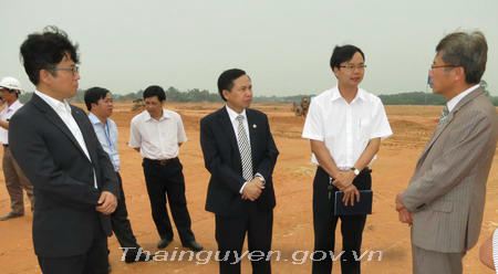 Chủ tịch UBND tỉnh Thái Nguyên Dương Ngọc Long (giữa) trong một lần thị sát tổ hợp yên bình