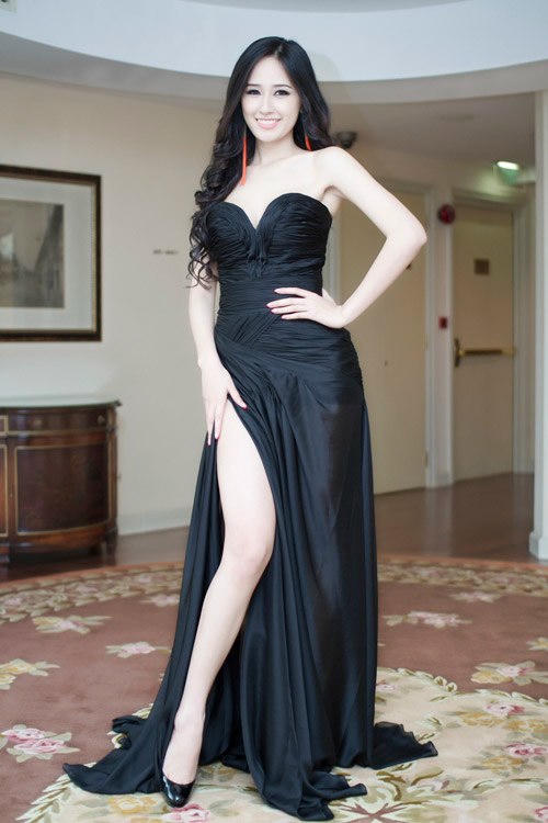 Thiết kế màu đen với điểm nhấn ở đường cúp ngực và đường xẻ hông ở chân