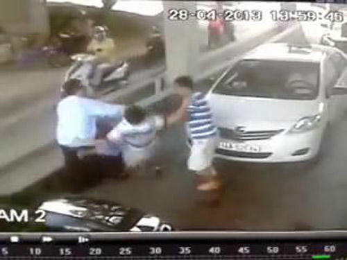 Nữ nhân viên soát vé cầu Bãi Cháy bị chủ phương tiện hành hung dã man vì bức xúc 