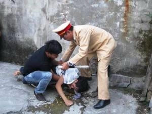 Thượng tá Lê Đức Đoàn trong một lần cứu sống nạn nhân nhảy cầu tự tử. 