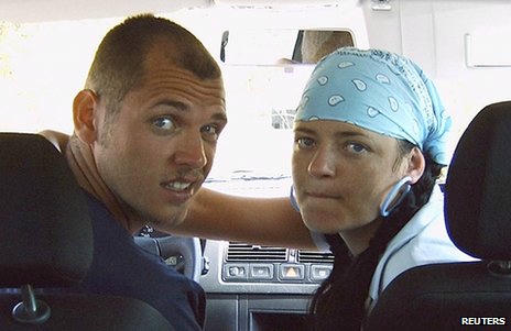 Beate Zschaepe (phải) và một tên đồng phạm.