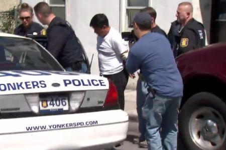 Cảnh sát bắt giữ nhóm đối tượng. Ảnh: Internet