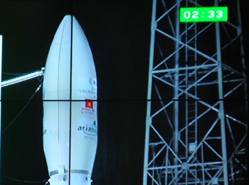 Vệ tinh mang Quốc kỳ Việt Nam gắn trên tên lửa đẩy VEGA trước khi phóng.