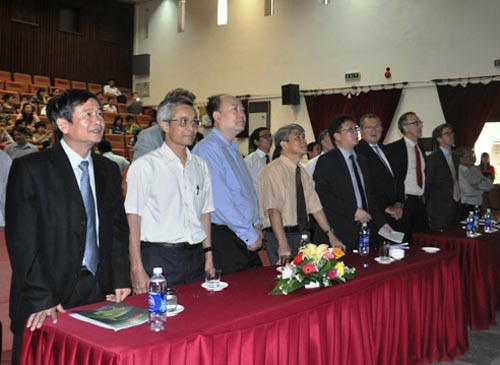 Các nhà khoa học theo dõi giây phút lịch sử của ngành khoa học vũ trụ Việt Nam từ Hà Nội