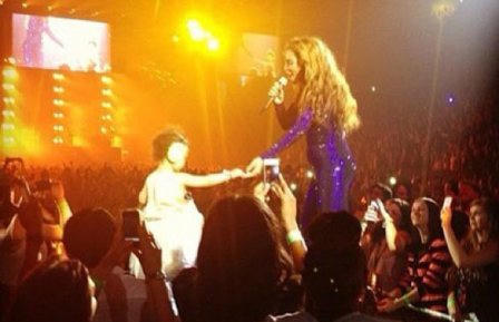 Hình ảnh hiếm hoi Blue Ivy nắm tay mẹ trên sân khấu,