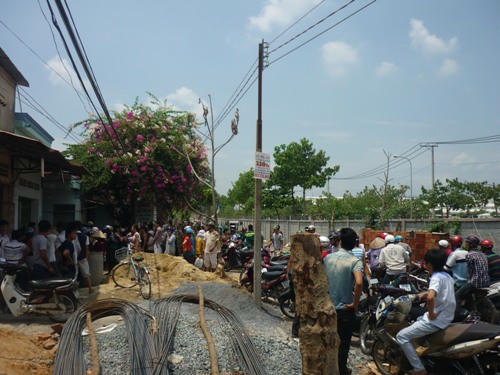 Rất nhiều người hiếu kỳ tụ tập xem nữ công nhân chết trong phòng trọ