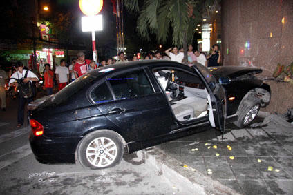 Chiếc xế  hộp mất lái, lao nhanh lên lề đường