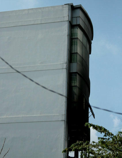 Bức tường kế bên nám đen do lửa