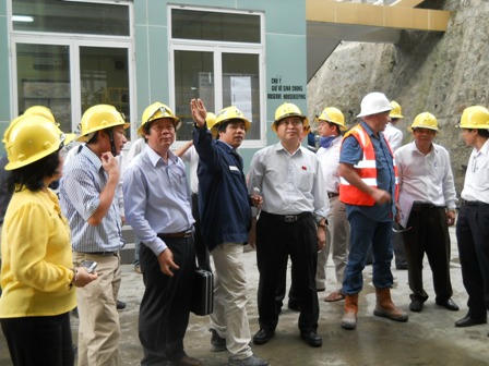 Đoàn công tác của Quốc hội kiểm tra làm việc tại mỏ vàng Đắk sa của Công ty Khai thác vàng Phước Sơn.