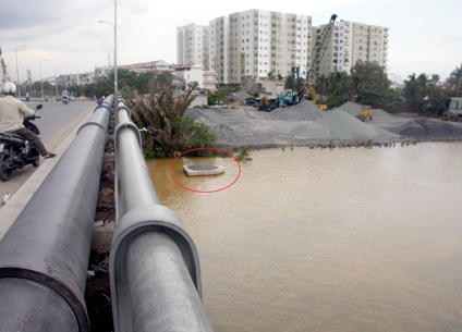 Làm việc tại trụ chống va (khoanh đỏ) anh Vinh bơi về chỗ ở để nghỉ ngơi thì gặp nạn 