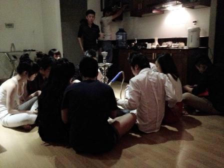 Một nhóm ban trẻ đang hút shisha