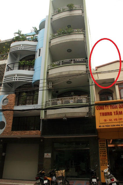 Hiện trường nam công nhân ngã xuống, tử vong tại chỗ