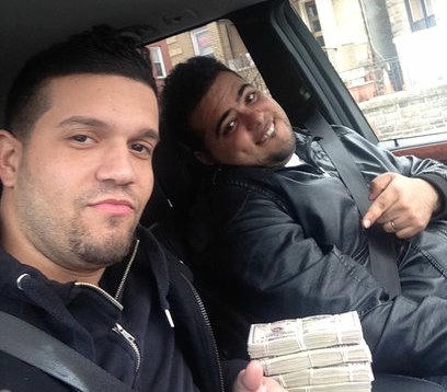 Hai tên cướp bên “chiến lợi phẩm”. Ảnh: Internet