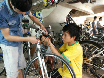 Tốt nghiệp Học viện Bưu chính Viễn thông nhưng nhân viên tên Anh của cửa hàng xe đạp Việt Phong lại chọn nghề… bán xe đạp