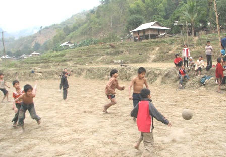 Vì “cơn lốc” ma túy, nhiều đứa trẻ ở bản Poọng mồ côi cả bố lẫn mẹ.