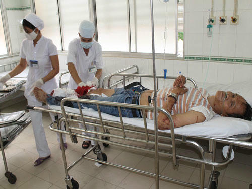 Hành khách bị nạn đang được cấp cứu tại Bệnh viện Đa khoa tỉnh Bình Thuận. 