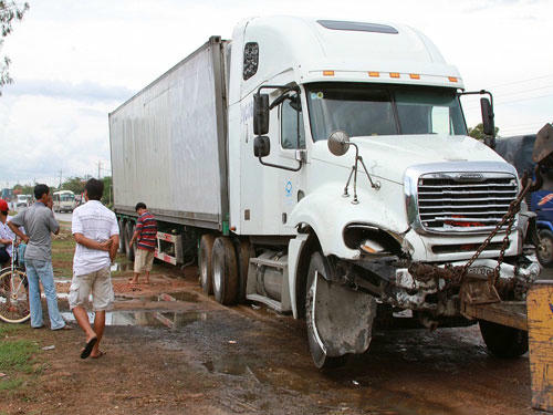 Hiện trường vụ container và xe khách tông nhau.