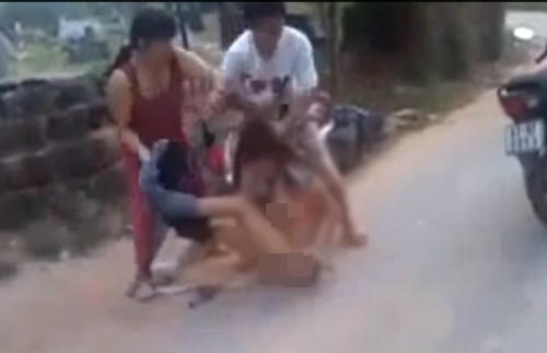 Một vụ con đánh ghen giúp mẹ mới xảy ra gây xôn xao dư luận.