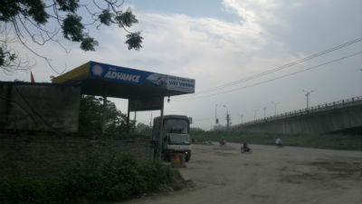 Một cây xăng cũng vô tư mọc lên ngay chân cầu Thanh Trì