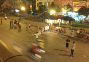 Những thanh niên bất chấp tính mạng đứng tràn xuống lòng đường để vẫy khách