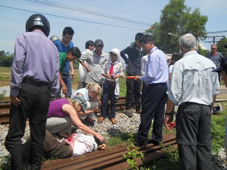 Du khách nước ngoài thấy vụ tai nạn đã dừng lại tham gia cấp cứu cho nạn nhân.