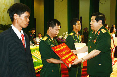 Đại tướng Phùng Quang Thanh trao tiền hỗ trợ cho các gia đình cán bộ, đoàn viên, CNVC-LĐQP nghèo, có hoàn cảnh khó khăn về nhà ở