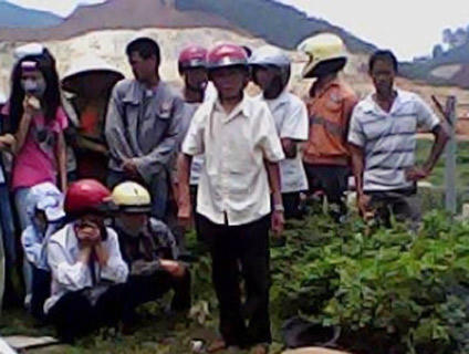 Người dân và thân nhân tập trung tại hiện trường xảy ra vụ nổ.