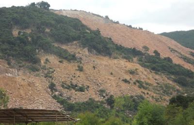 Nhiều diện tích trên đỉnh núi An Trường đã bị húi trọc, chỉ còn trơ lớp đất, đá màu đỏ