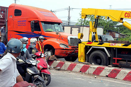 Hiện trường container làm loạn giữa quốc lộ