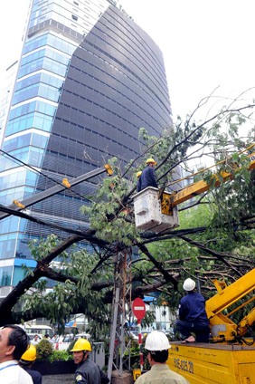 lực lượng chức năng đến khắc phục, xử lý sự cố