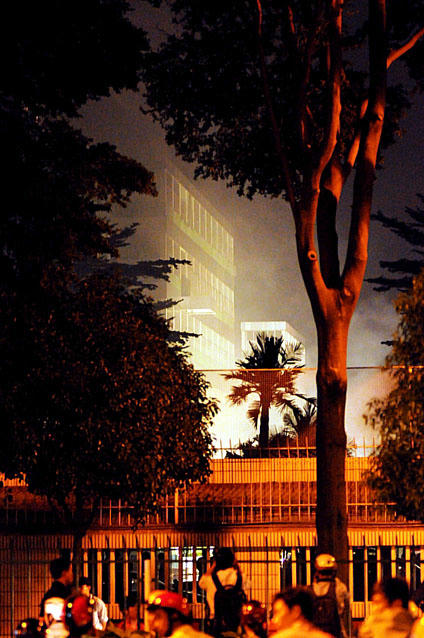 Khói bốc cao bên trong KCN