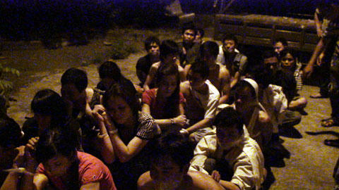 Những người có mặt tại sòng bị tạm giữ.