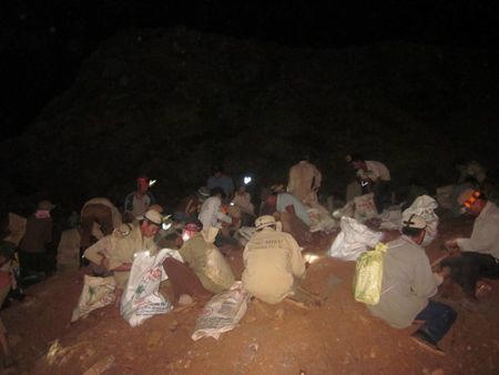 Cảnh tranh cướp quặng vàng tại mỏ vàng Bồng Miêu.