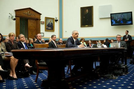 Bộ trưởng Tư pháp Holder trình bày trước Ủy ban Tư pháp của Hạ viện. Ảnh: Internet