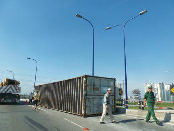 Vụ lật container mới nhất trên cầu vượt Cát Lái