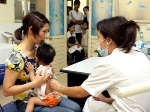 Bác sỹ khám bệnh cho trẻ tại Bệnh viện Nhi Trung ương. 