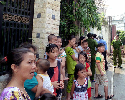 Những hộ dân sống liền kề hoảng sợ, sơ tán khẩn trẻ em ra ngoài 