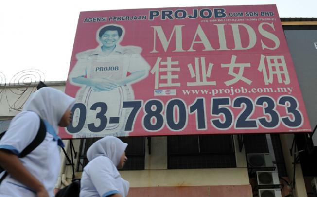Một pano quảng cáo tuyển dụng người giúp việc tại Malaysia. Ảnh: Internet