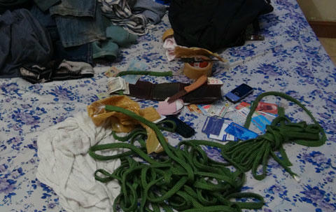 Dây trói và tang vật. 