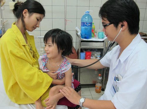 Bé Mai Anh, con gái chị Hoa là một trong những trường hợp được phát hiện sớm bệnh. Ảnh: N.P.