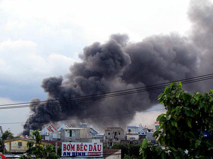 Cột khói đen ngòm xông lên, bao phủ KCN và nhà dân xung quanh